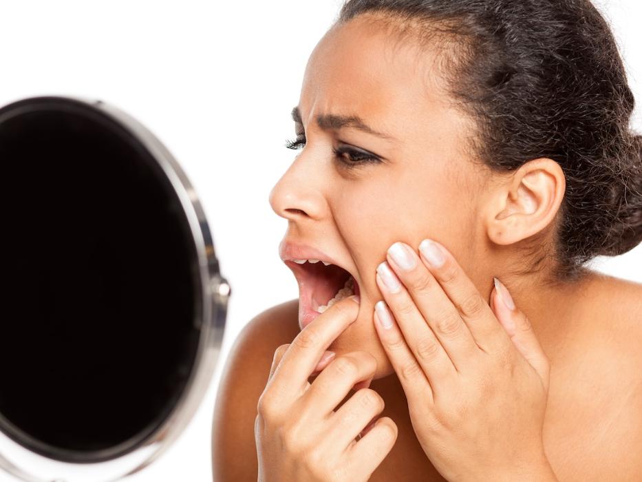 woman in pain holding side of face | marysville wa dentist