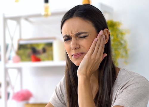 A woman with a toothache | emergency dentist marysville wa