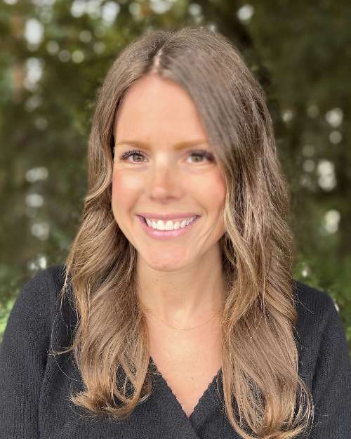 dental assistant julie headshot | snohomish wa dentist