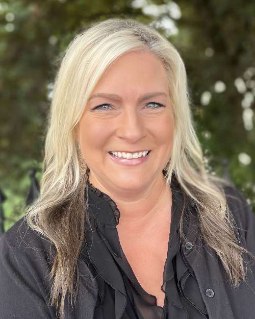 headshot of angie director of clinic | dentist snohomish wa